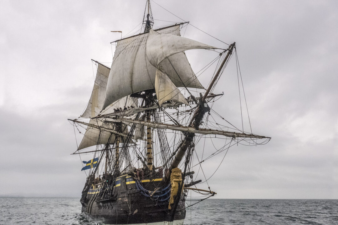 Arrivée du plus grand bateau en bois dans le port de Sète, le Gotheborg, bateau Suedois Le Götheborg III (2003) est un trois-mâts carré suédois de 47 m de long, construit entre 1992 et 2005, réplique d'un indiaman du xviiie siècle. Le navire original a été construit en 1738 aux docks Terra Nova de Stockholm pour la Compagnie suédoise des Indes orientales. Il a coulé dans le port de Göteborg le 12 septembre 1745 en revenant de Chine, après avoir heurté une falaise près de Älvsborg. Le navire transportait du thé, une grande quantité de porcelaine et six tonnes d'argent métal. Une partie de la cargaison fut récupérée en 1745 sur l'épave. L'épave a été redécouverte en 1984.