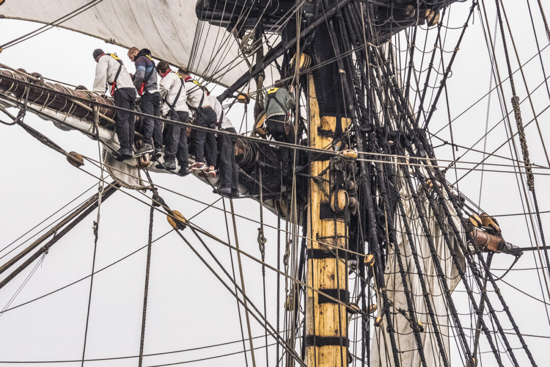 Arrivée du plus grand bateau en bois dans le port de Sète, le Gotheborg, bateau Suedois Le Götheborg III (2003) est un trois-mâts carré suédois de 47 m de long, construit entre 1992 et 2005, réplique d'un indiaman du xviiie siècle. Le navire original a été construit en 1738 aux docks Terra Nova de Stockholm pour la Compagnie suédoise des Indes orientales. Il a coulé dans le port de Göteborg le 12 septembre 1745 en revenant de Chine, après avoir heurté une falaise près de Älvsborg. Le navire transportait du thé, une grande quantité de porcelaine et six tonnes d'argent métal. Une partie de la cargaison fut récupérée en 1745 sur l'épave. L'épave a été redécouverte en 1984.
