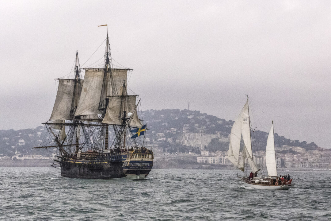 Arrivée du plus grand bateau en bois dans le port de Sète, le Gotheborg, bateau Suedois Le Götheborg III (2003) est un trois-mâts carré suédois de 47 m de long, construit entre 1992 et 2005, réplique d'un indiaman du xviiie siècle. Le navire original a été construit en 1738 aux docks Terra Nova de Stockholm pour la Compagnie suédoise des Indes orientales. Il a coulé dans le port de Göteborg le 12 septembre 1745 en revenant de Chine, après avoir heurté une falaise près de Älvsborg. Le navire transportait du thé, une grande quantité de porcelaine et six tonnes d'argent métal. Une partie de la cargaison fut récupérée en 1745 sur l'épave. L'épave a été redécouverte en 1984.