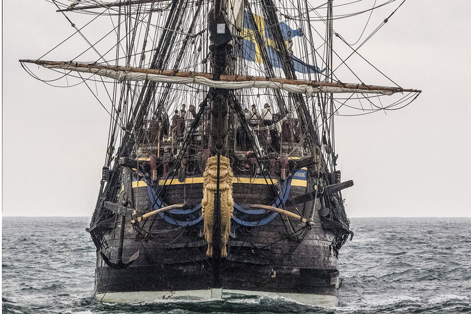 Arrivée du plus grand bateau en bois dans le port de Sète, le Gotheborg, bateau Suedois Le Götheborg III (2003) est un trois-mâts carré suédois de 47 m de long, construit entre 1992 et 2005, réplique d'un indiaman du xviiie siècle. Le navire original a été construit en 1738 aux docks Terra Nova de Stockholm pour la Compagnie suédoise des Indes orientales. Il a coulé dans le port de Göteborg le 12 septembre 1745 en revenant de Chine, après avoir heurté une falaise près de Älvsborg. Le navire transportait du thé, une grande quantité de porcelaine et six tonnes d'argent métal. Une partie de la cargaison fut récupérée en 1745 sur l'épave. L'épave a été redécouverte en 1984.