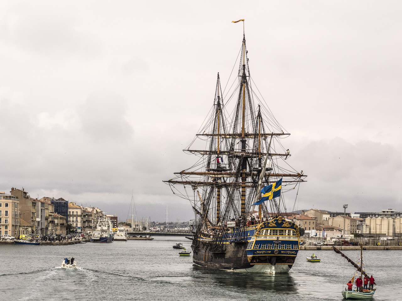 Arrivée du plus grand bateau en bois dans le port de Sète, le Gotheborg, bateau Suedois Le Götheborg III (2003) est un trois-mâts carré suédois de 47 m de long, construit entre 1992 et 2005, réplique d'un indiaman du xviiie siècle. Le navire original a été construit en 1738 aux docks Terra Nova de Stockholm pour la Compagnie suédoise des Indes orientales. Il a coulé dans le port de Göteborg le 12 septembre 1745 en revenant de Chine, après avoir heurté une falaise près de Älvsborg. Le navire transportait du thé, une grande quantité de porcelaine et six tonnes d'argent métal. Une partie de la cargaison fut récupérée en 1745 sur l'épave. L'épave a été redécouverte en 1984.