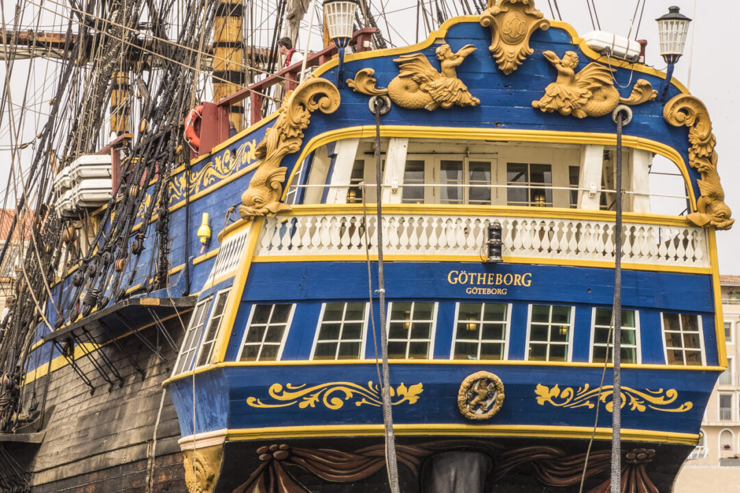 Arrivée du plus grand bateau en bois dans le port de Sète, le Gotheborg, bateau Suedois Le Götheborg III (2003) est un trois-mâts carré suédois de 47 m de long, construit entre 1992 et 2005, réplique d'un indiaman du xviiie siècle. Le navire original a été construit en 1738 aux docks Terra Nova de Stockholm pour la Compagnie suédoise des Indes orientales. Il a coulé dans le port de Göteborg le 12 septembre 1745 en revenant de Chine, après avoir heurté une falaise près de Älvsborg. Le navire transportait du thé, une grande quantité de porcelaine et six tonnes d'argent métal. Une partie de la cargaison fut récupérée en 1745 sur l'épave. L'épave a été redécouverte en 1984.