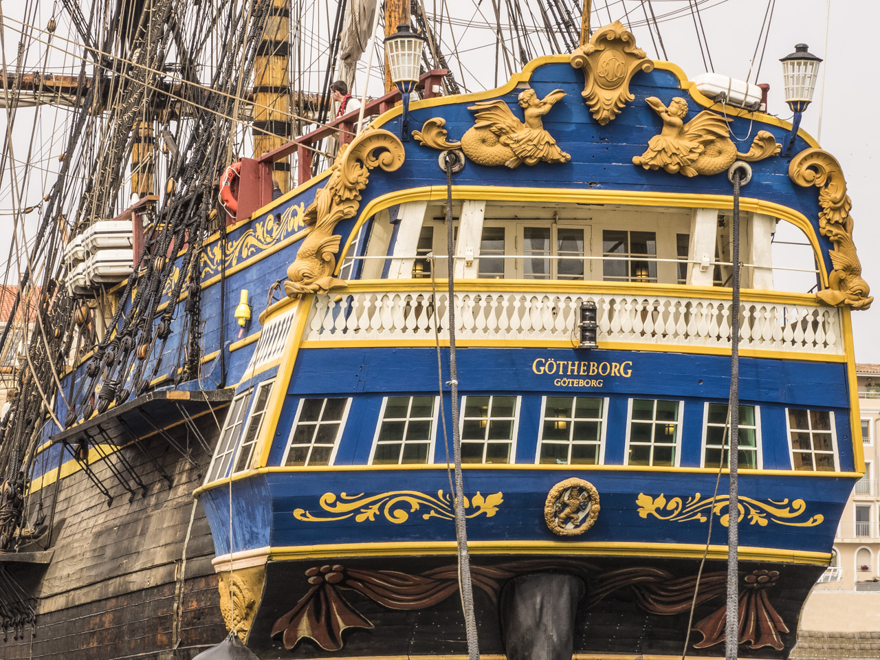 Arrivée du plus grand bateau en bois dans le port de Sète, le Gotheborg, bateau Suedois Le Götheborg III (2003) est un trois-mâts carré suédois de 47 m de long, construit entre 1992 et 2005, réplique d'un indiaman du xviiie siècle. Le navire original a été construit en 1738 aux docks Terra Nova de Stockholm pour la Compagnie suédoise des Indes orientales. Il a coulé dans le port de Göteborg le 12 septembre 1745 en revenant de Chine, après avoir heurté une falaise près de Älvsborg. Le navire transportait du thé, une grande quantité de porcelaine et six tonnes d'argent métal. Une partie de la cargaison fut récupérée en 1745 sur l'épave. L'épave a été redécouverte en 1984.