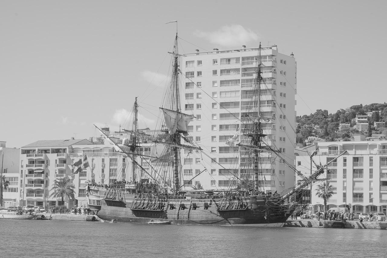 Arrivée du plus grand bateau en bois dans le port de Sète, le Gotheborg, bateau Suedois Le Götheborg III (2003) est un trois-mâts carré suédois de 47 m de long, construit entre 1992 et 2005, réplique d'un indiaman du xviiie siècle. Le navire original a été construit en 1738 aux docks Terra Nova de Stockholm pour la Compagnie suédoise des Indes orientales. Il a coulé dans le port de Göteborg le 12 septembre 1745 en revenant de Chine, après avoir heurté une falaise près de Älvsborg. Le navire transportait du thé, une grande quantité de porcelaine et six tonnes d'argent métal. Une partie de la cargaison fut récupérée en 1745 sur l'épave. L'épave a été redécouverte en 1984.