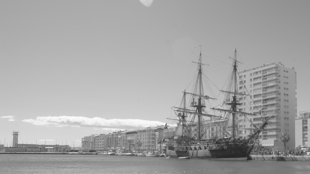 Arrivée du plus grand bateau en bois dans le port de Sète, le Gotheborg, bateau Suedois Le Götheborg III (2003) est un trois-mâts carré suédois de 47 m de long, construit entre 1992 et 2005, réplique d'un indiaman du xviiie siècle. Le navire original a été construit en 1738 aux docks Terra Nova de Stockholm pour la Compagnie suédoise des Indes orientales. Il a coulé dans le port de Göteborg le 12 septembre 1745 en revenant de Chine, après avoir heurté une falaise près de Älvsborg. Le navire transportait du thé, une grande quantité de porcelaine et six tonnes d'argent métal. Une partie de la cargaison fut récupérée en 1745 sur l'épave. L'épave a été redécouverte en 1984.