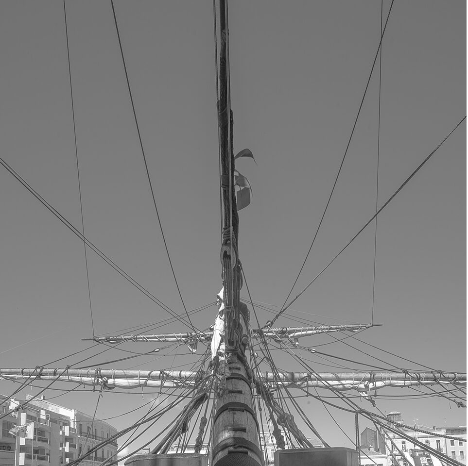 Arrivée du plus grand bateau en bois dans le port de Sète, le Gotheborg, bateau Suedois Le Götheborg III (2003) est un trois-mâts carré suédois de 47 m de long, construit entre 1992 et 2005, réplique d'un indiaman du xviiie siècle. Le navire original a été construit en 1738 aux docks Terra Nova de Stockholm pour la Compagnie suédoise des Indes orientales. Il a coulé dans le port de Göteborg le 12 septembre 1745 en revenant de Chine, après avoir heurté une falaise près de Älvsborg. Le navire transportait du thé, une grande quantité de porcelaine et six tonnes d'argent métal. Une partie de la cargaison fut récupérée en 1745 sur l'épave. L'épave a été redécouverte en 1984.