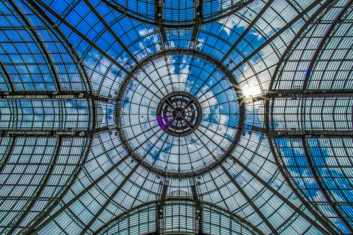 Verrière du Grand Palais Paris, avec le soleil au travers des nuages