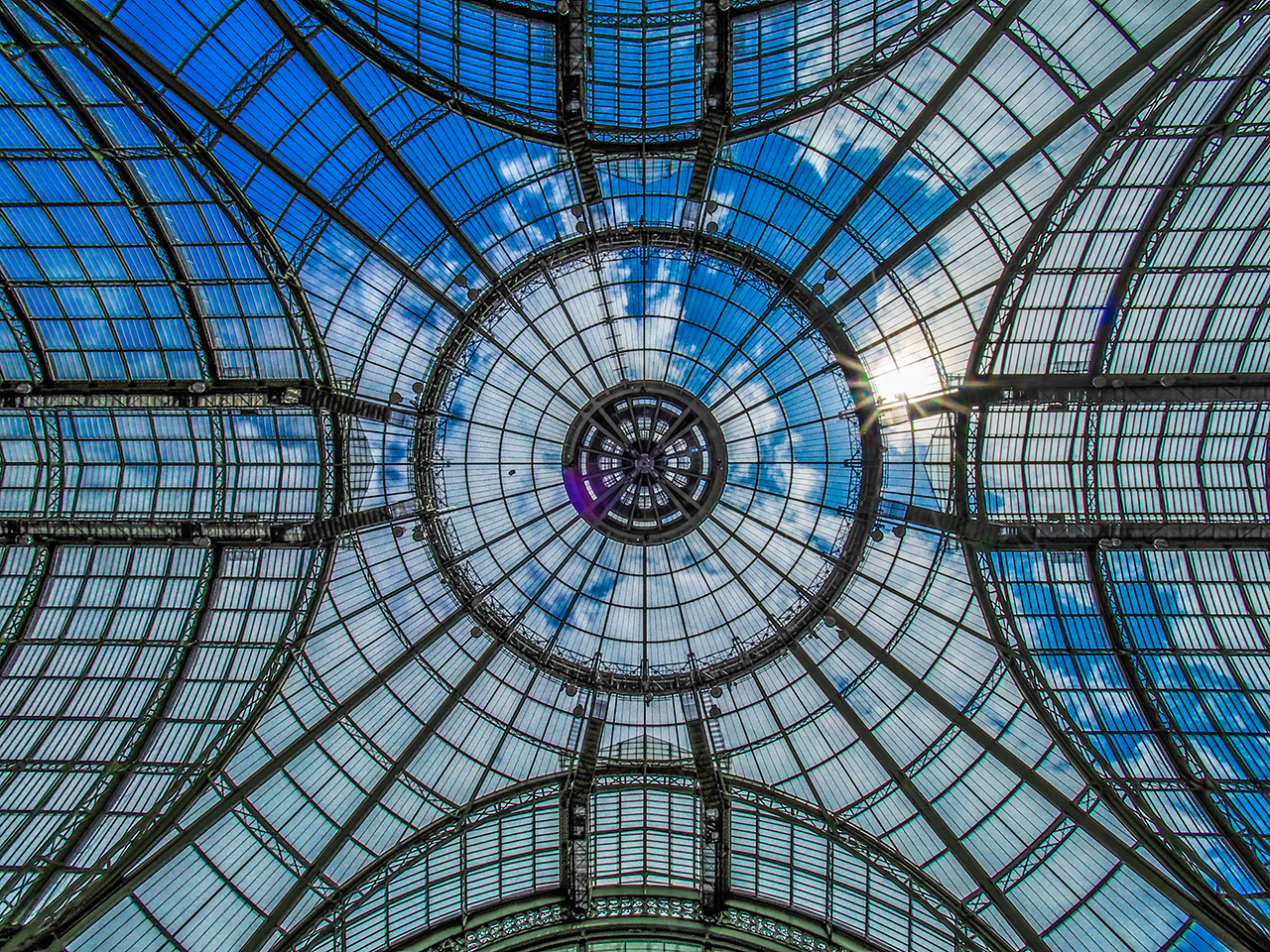 Verrière du Grand Palais Paris, avec le soleil au travers des nuages