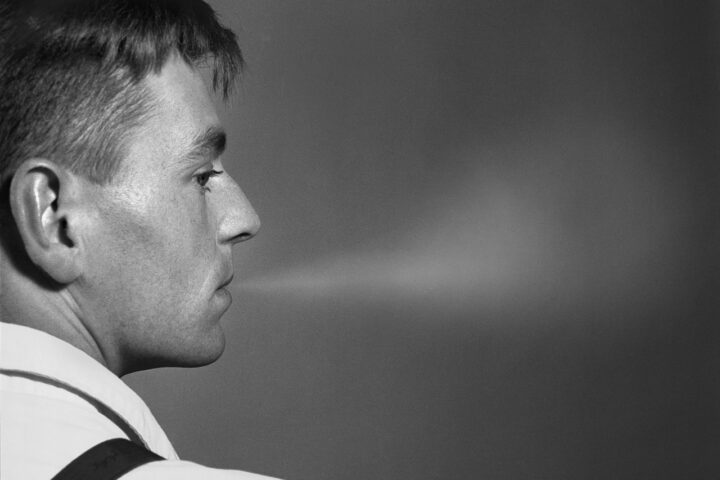 Stephane crache de la fumée, danseur d'Angelin au studio Papillion, Paris