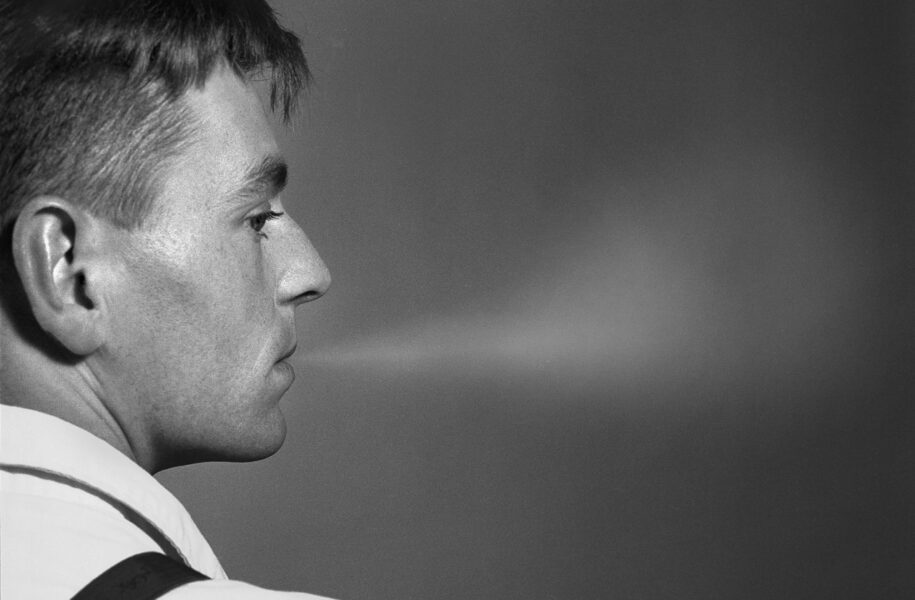 Stephane crache de la fumée, danseur d'Angelin au studio Papillion, Paris