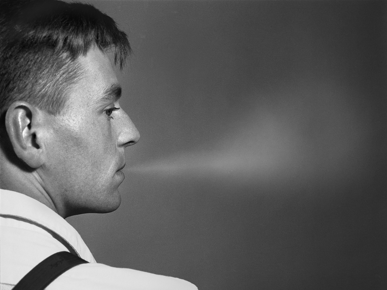 Stephane crache de la fumée, danseur d'Angelin au studio Papillion, Paris