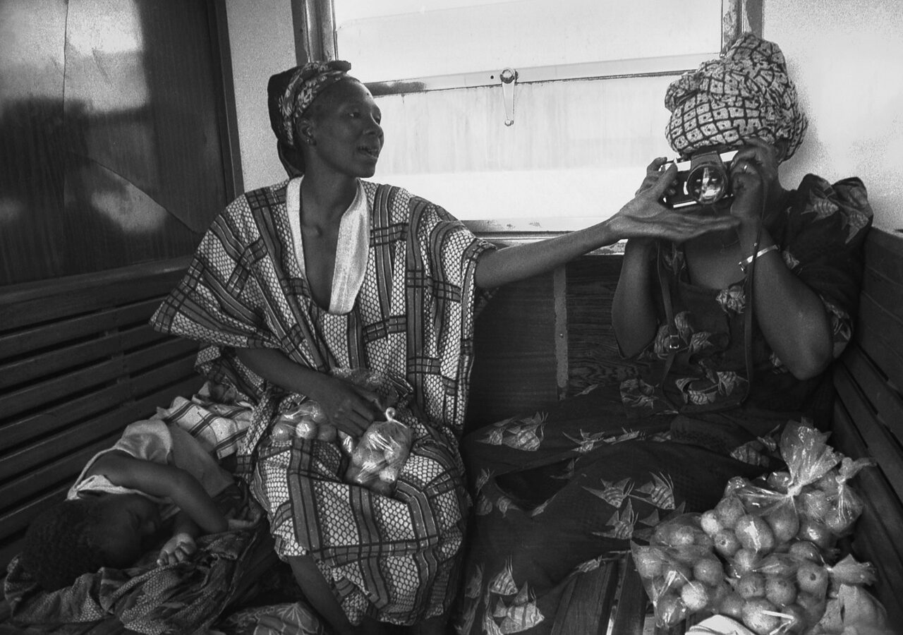 Une femme joue avec mon appareil photo... Mais j'en ai un autre, hi hi !