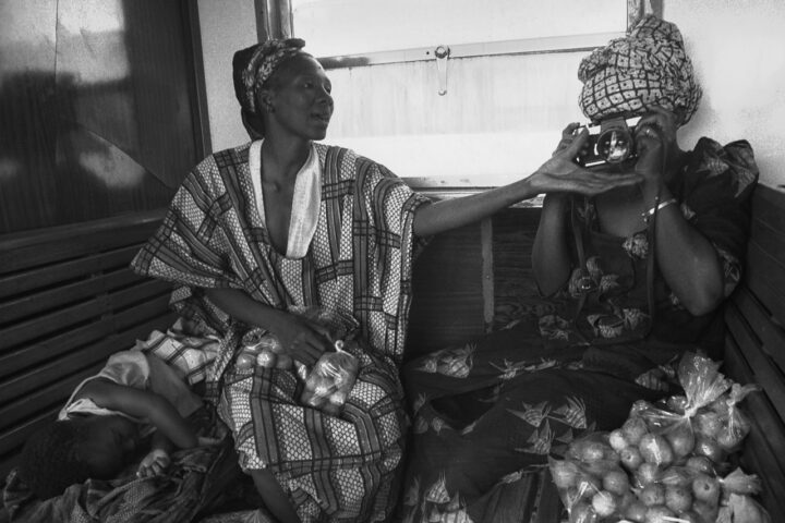 Une femme joue avec mon appareil photo... Mais j'en ai un autre, hi hi !