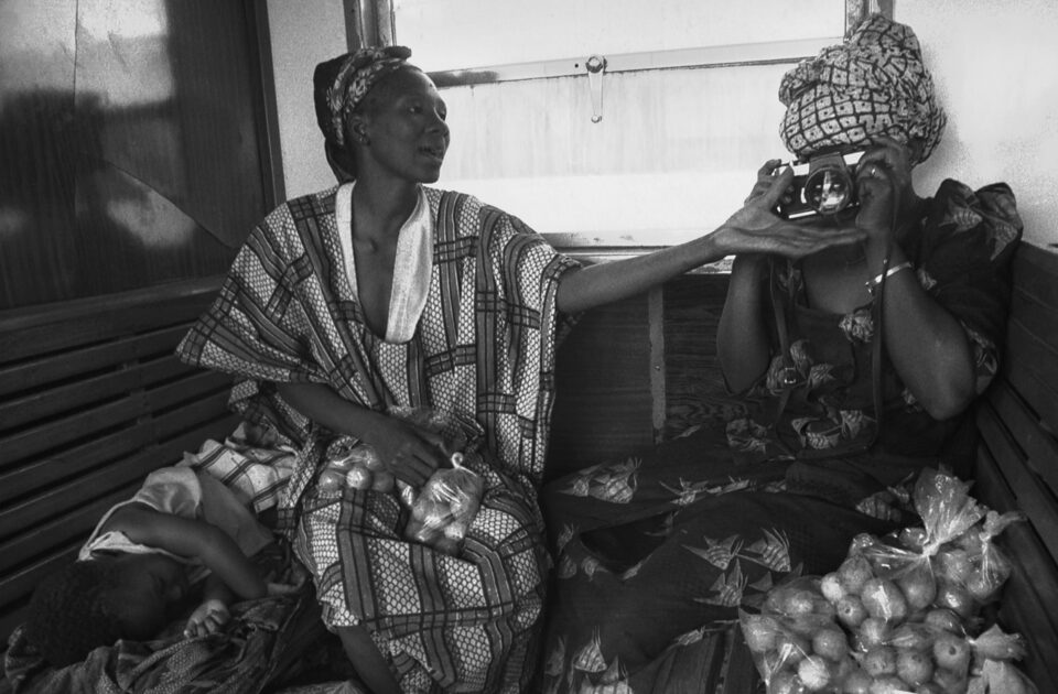 Une femme joue avec mon appareil photo... Mais j'en ai un autre, hi hi !