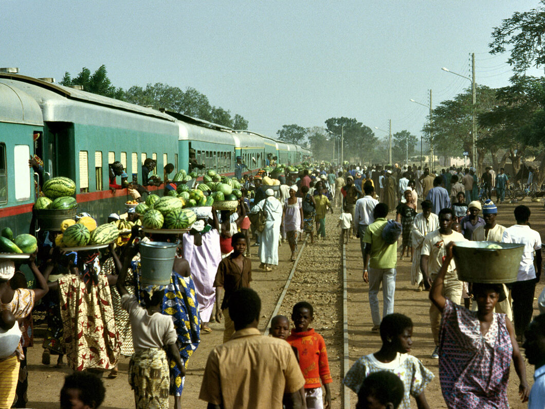 Mali, Train Bamako/Dakar, restauration à l'arrêt du train