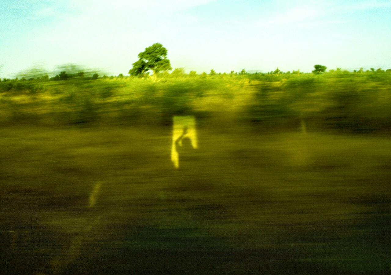 Soleil couchant au travers des portes ouvertes du train en marche