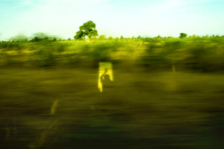 Soleil couchant au travers des portes ouvertes du train en marche