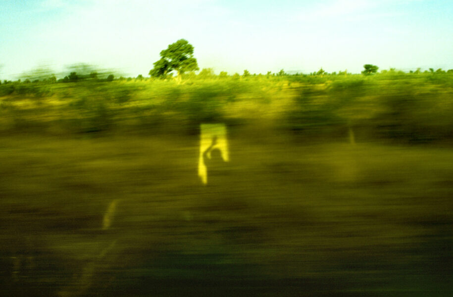 Soleil couchant au travers des portes ouvertes du train en marche